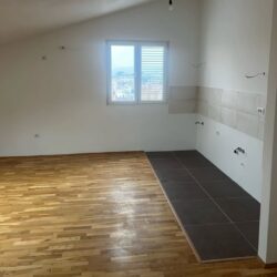 One room Stari aerodrom