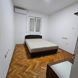 🔶️ I Z D A V A Nj E 🔶️Izdaje se dvosoban stan 70m² na Starom Aerodromu.Stan se nalazi u zgrad (6)