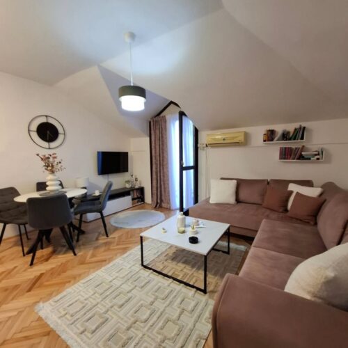 🔶️ I Z D A V A Nj E 🔶️Izdaje se garsonjera kod Galerije Most, 1 min od Vezirovog mosta i 10t