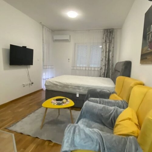 🔶️IZDAVANJE🔶️Izdaje se garsonjera na Starom Aerodromu, Bulevar Veljka Vlahovića. Nalazi se na