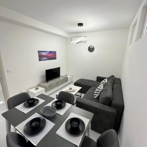 🔶️ I Z D A V A Nj E 🔶️Izdaje se jednosoban namješten stan na Zabjelo, iza Multikoma.Stan je m