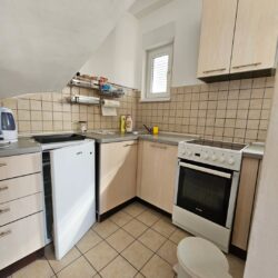 🔶️ I Z D A V A Nj E 🔶️Izdaje se jednosoban stan duplex 49m² na Zabjelu, zgrada preko puta sto (2)