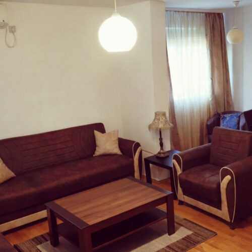 🔶️ I Z D A V A Nj E 🔶️Izdaje se komforan jednosoban stan 60m² u Bloku 5, u zgradi.Prvi sprat, (1)