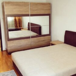 🔶️ I Z D A V A Nj E 🔶️Izdaje se komforan jednosoban stan 60m² u Bloku 5, u zgradi.Prvi sprat, (3)