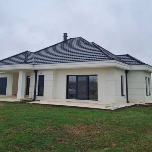 🔶️ I Z D A V A Nj E 🔶️Izdaje se kuća u Donjim Kokotima 350m² koja se nalazi na placu od 3.000