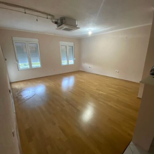 🔶️ I Z D A V A Nj E 🔶️Izdaje se dvosoban nenamješten stan 70m² pod Ljubović preko puta Codre.