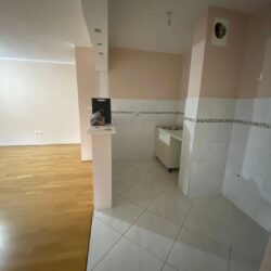 🔶️ I Z D A V A Nj E 🔶️Izdaje se dvosoban nenamješten stan 70m² pod Ljubović preko puta Codre. (2)