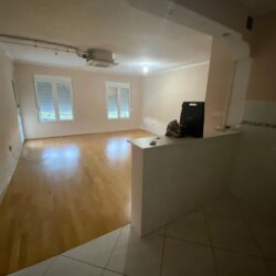 🔶️ I Z D A V A Nj E 🔶️Izdaje se dvosoban nenamješten stan 70m² pod Ljubović preko puta Codre. (3)