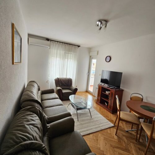 🔶️ I Z D A V A Nj E 🔶️Izdaje se jednosoban stan početak Zagoriča zgrada preko puta City Kej-a (1)