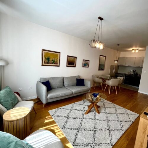 🔶️ I Z D A V A Nj E 🔶️Izdaje se jednosoban stan u Central Pointu.Stan se nalazi na 7. spratu,